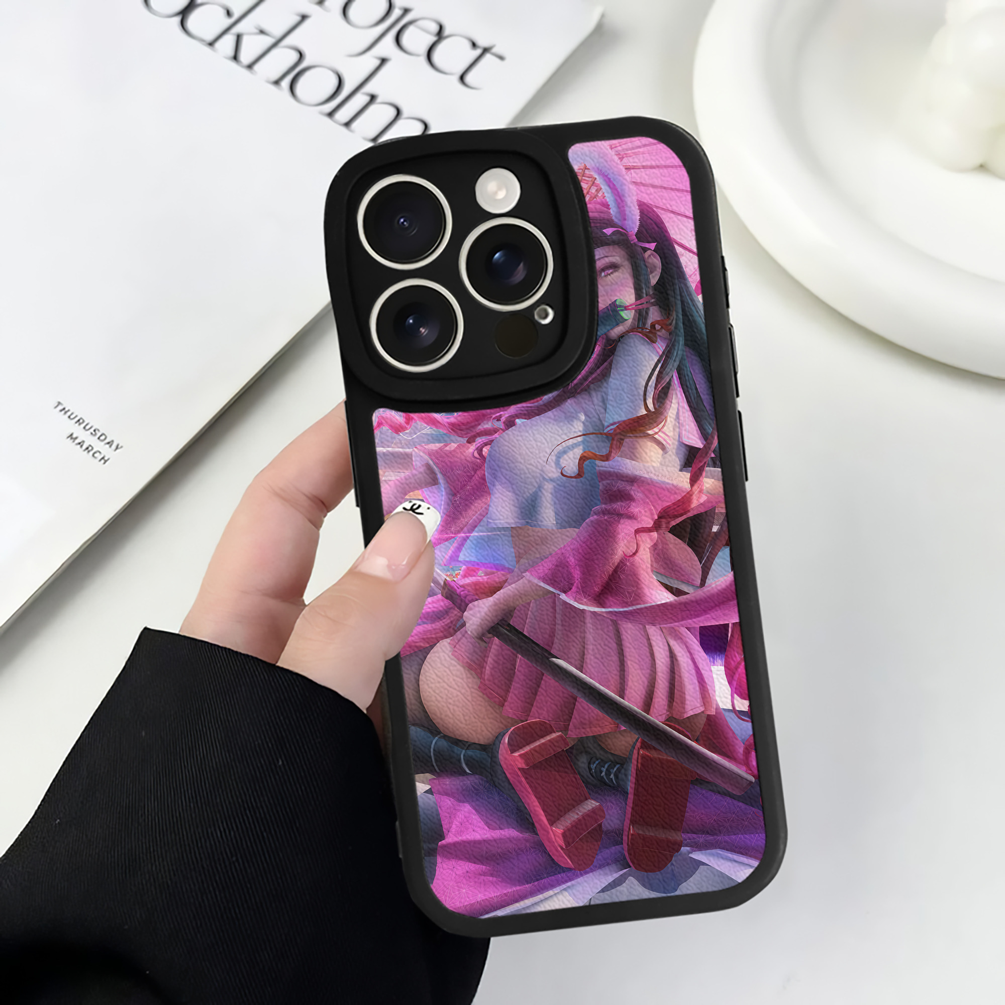 （画像用） 鬼滅の刃（きめつのやいば）竈門 禰󠄀豆子／かまど ねずこ Kamado Nezuko 【iPhone 16シリーズ対応】シリコンスマホケース（レザー調） 材質：シリコン
